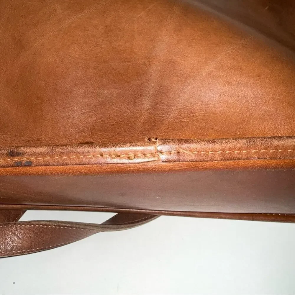 VINTAGE COACH classic brown, leather, brass hardware, designer Crossbody bag